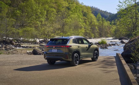 2026 Volkswagen Tiguan SEL R-Line Turbo Rear Three-Quarter Wallpaper 450x275 (5)