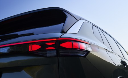2026 Volkswagen Tiguan SEL R-Line Turbo Tail Light Wallpaper 450x275 (10)