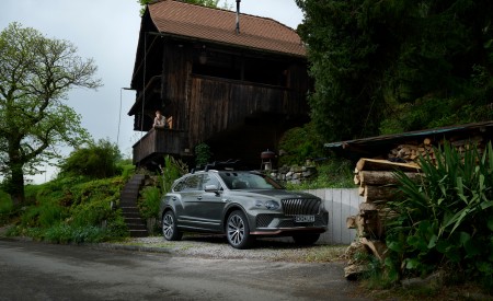 2026 Bentley Bentayga EWB Chalet Edition Front Three-Quarter Wallpapers 450x275 (3)