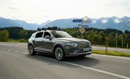 2026 Bentley Bentayga EWB Chalet Edition Front Three-Quarter Wallpapers 450x275 (1)