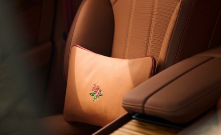2026 Bentley Bentayga EWB Chalet Edition Interior Detail Wallpapers 450x275 (13)
