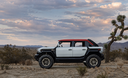 2026 GMC Hummer X SUV Concept Side Wallpapers 450x275 (4)
