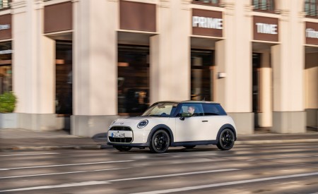 2026 MINI Cooper S 3-Door Paul Smith Edition Front Three-Quarter Wallpaper 450x275 (15)