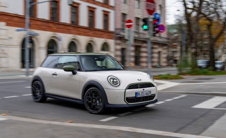 2026 MINI Cooper S 3-Door Paul Smith Edition Front Three-Quarter Wallpaper 450x275 (11)