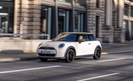 2026 MINI Cooper S 3-Door Paul Smith Edition Front Three-Quarter Wallpaper 450x275 (16)