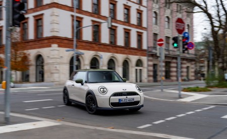 2026 MINI Cooper S 3-Door Paul Smith Edition Front Three-Quarter Wallpaper 450x275 (12)