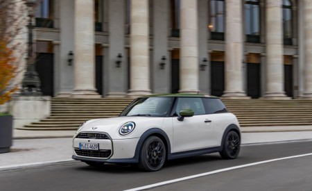 2026 MINI Cooper S 3-Door Paul Smith Edition Front Three-Quarter Wallpaper 450x275 (2)