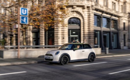 2026 MINI Cooper S 3-Door Paul Smith Edition Front Three-Quarter Wallpaper 450x275 (17)