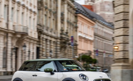2026 MINI Cooper S 3-Door Paul Smith Edition Front Three-Quarter Wallpaper 450x275 (3)