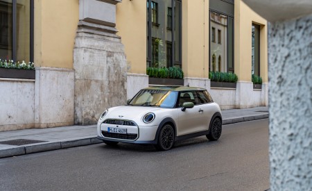 2026 MINI Cooper S 3-Door Paul Smith Edition Front Three-Quarter Wallpaper 450x275 (18)