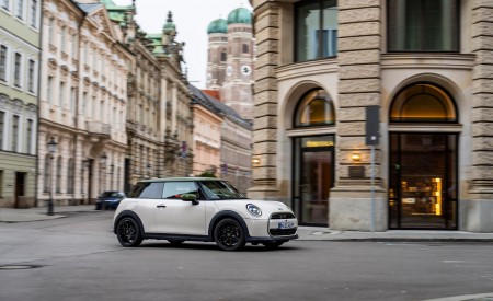 2026 MINI Cooper S 3-Door Paul Smith Edition Front Three-Quarter Wallpaper 450x275 (4)
