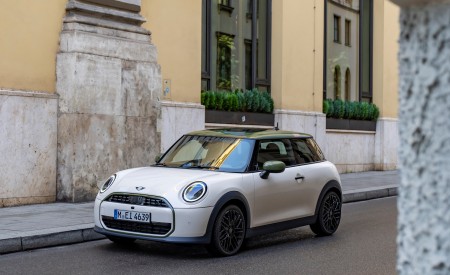 2026 MINI Cooper S 3-Door Paul Smith Edition Front Three-Quarter Wallpaper 450x275 (19)