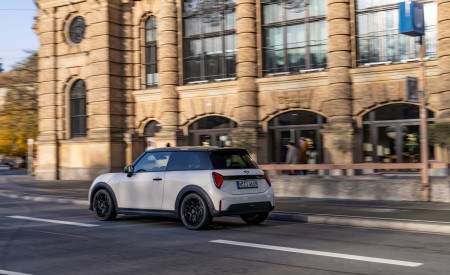 2026 MINI Cooper S 3-Door Paul Smith Edition Rear Three-Quarter Wallpaper 450x275 (22)