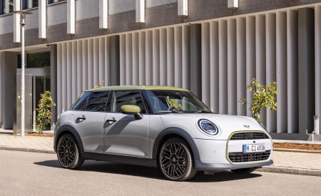 2026 MINI Cooper S 5-Door Paul Smith Edition Front Three-Quarter Wallpaper 450x275 (2)