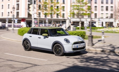 2026 MINI Cooper S 5-Door Paul Smith Edition Front Three-Quarter Wallpaper 450x275 (3)