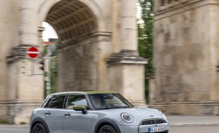 2026 MINI Cooper S 5-Door Paul Smith Edition Front Three-Quarter Wallpaper 450x275 (17)