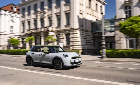 2026 MINI Cooper S 5-Door Paul Smith Edition Front Three-Quarter Wallpaper 450x275 (8)