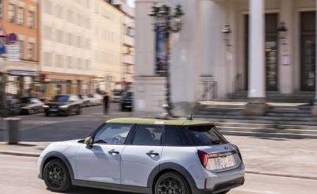 2026 MINI Cooper S 5-Door Paul Smith Edition Rear Three-Quarter Wallpaper 450x275 (9)