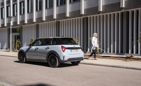 2026 MINI Cooper S 5-Door Paul Smith Edition Rear Three-Quarter Wallpaper 450x275 (4)