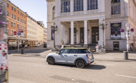 2026 MINI Cooper S 5-Door Paul Smith Edition Rear Three-Quarter Wallpaper 450x275 (10)