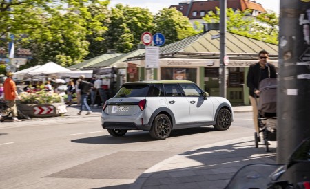 2026 MINI Cooper S 5-Door Paul Smith Edition Rear Three-Quarter Wallpaper 450x275 (6)