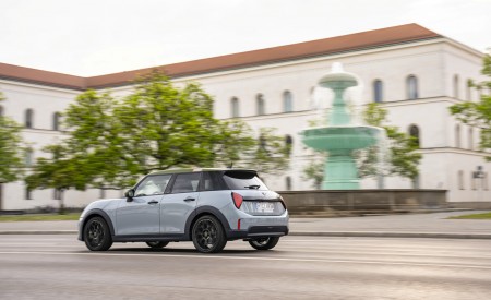 2026 MINI Cooper S 5-Door Paul Smith Edition Rear Three-Quarter Wallpaper 450x275 (18)