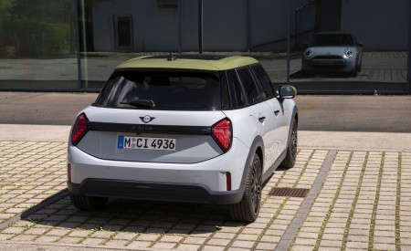 2026 MINI Cooper S 5-Door Paul Smith Edition Rear Wallpaper 450x275 (25)