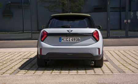 2026 MINI Cooper S 5-Door Paul Smith Edition Rear Wallpaper 450x275 (27)