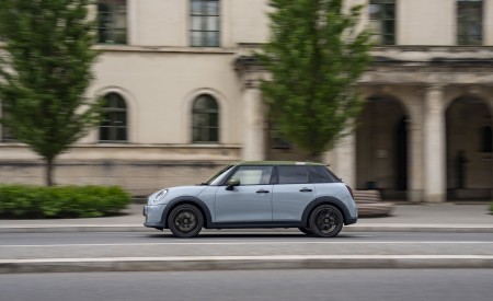 2026 MINI Cooper S 5-Door Paul Smith Edition Side Wallpaper 450x275 (21)