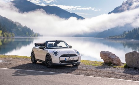 2026 MINI Cooper S Convertible Paul Smith Edition Front Three-Quarter Wallpaper 450x275 (10)
