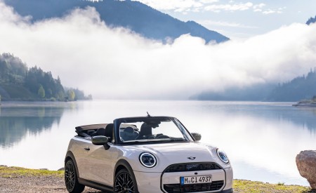 2026 MINI Cooper S Convertible Paul Smith Edition Front Three-Quarter Wallpaper 450x275 (11)