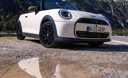 2026 MINI Cooper S Convertible Paul Smith Edition Front Three-Quarter Wallpaper 450x275 (2)