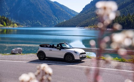 2026 MINI Cooper S Convertible Paul Smith Edition Front Three-Quarter Wallpaper 450x275 (3)