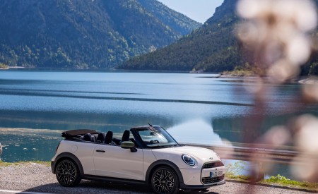 2026 MINI Cooper S Convertible Paul Smith Edition Front Three-Quarter Wallpaper 450x275 (4)