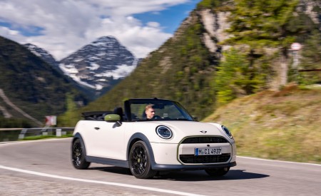 2026 MINI Cooper S Convertible Paul Smith Edition Front Three-Quarter Wallpaper 450x275 (21)