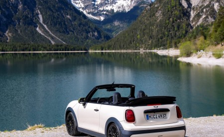 2026 MINI Cooper S Convertible Paul Smith Edition Rear Three-Quarter Wallpaper 450x275 (6)