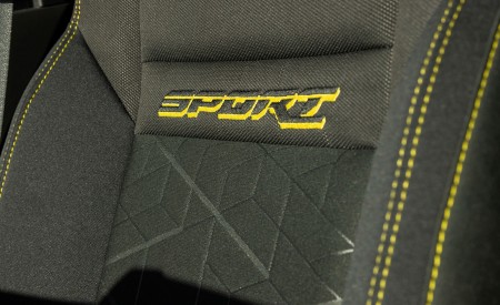 2027 Nissan Frontier Sport Edition Interior Seats Wallpaper 450x275 (25)