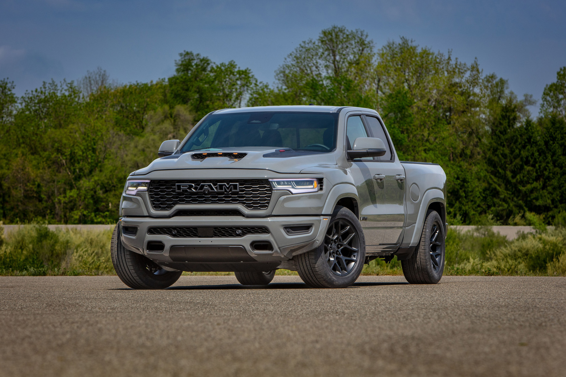 2027 Ram 1500 Rumble Bee Front Three-Quarter Wallpapers (3)
