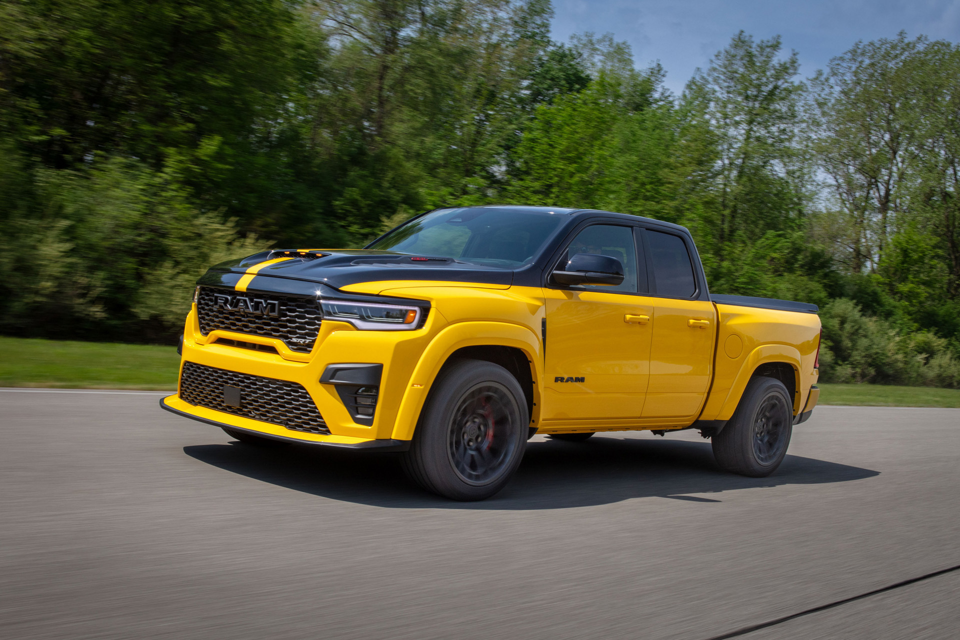 2027 Ram 1500 Rumble Bee SRT Front Three-Quarter Wallpapers (1)
