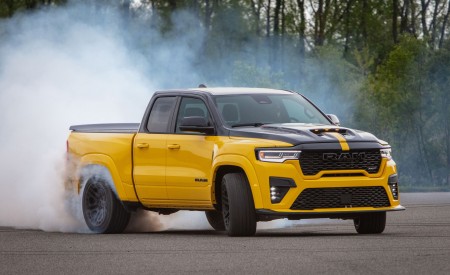 2027 Ram 1500 Rumble Bee SRT Front Three-Quarter Wallpapers 450x275 (2)