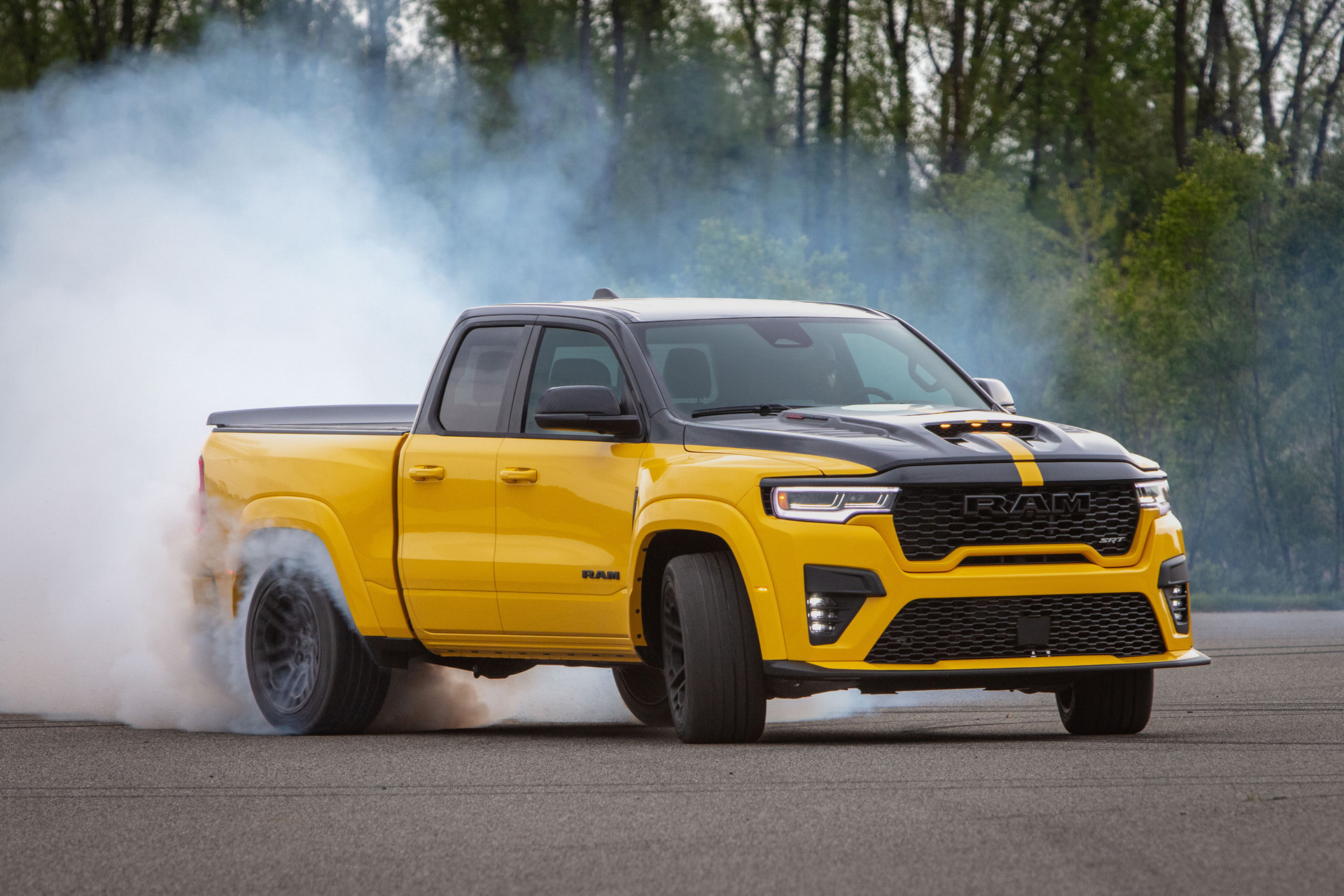2027 Ram 1500 Rumble Bee SRT Front Three-Quarter Wallpapers (2)