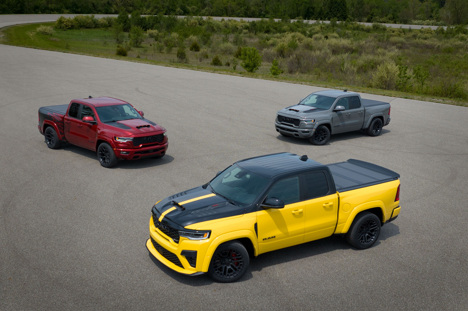 2027 Ram 1500 Rumble Bee SRT Front Three-Quarter Wallpapers (12)