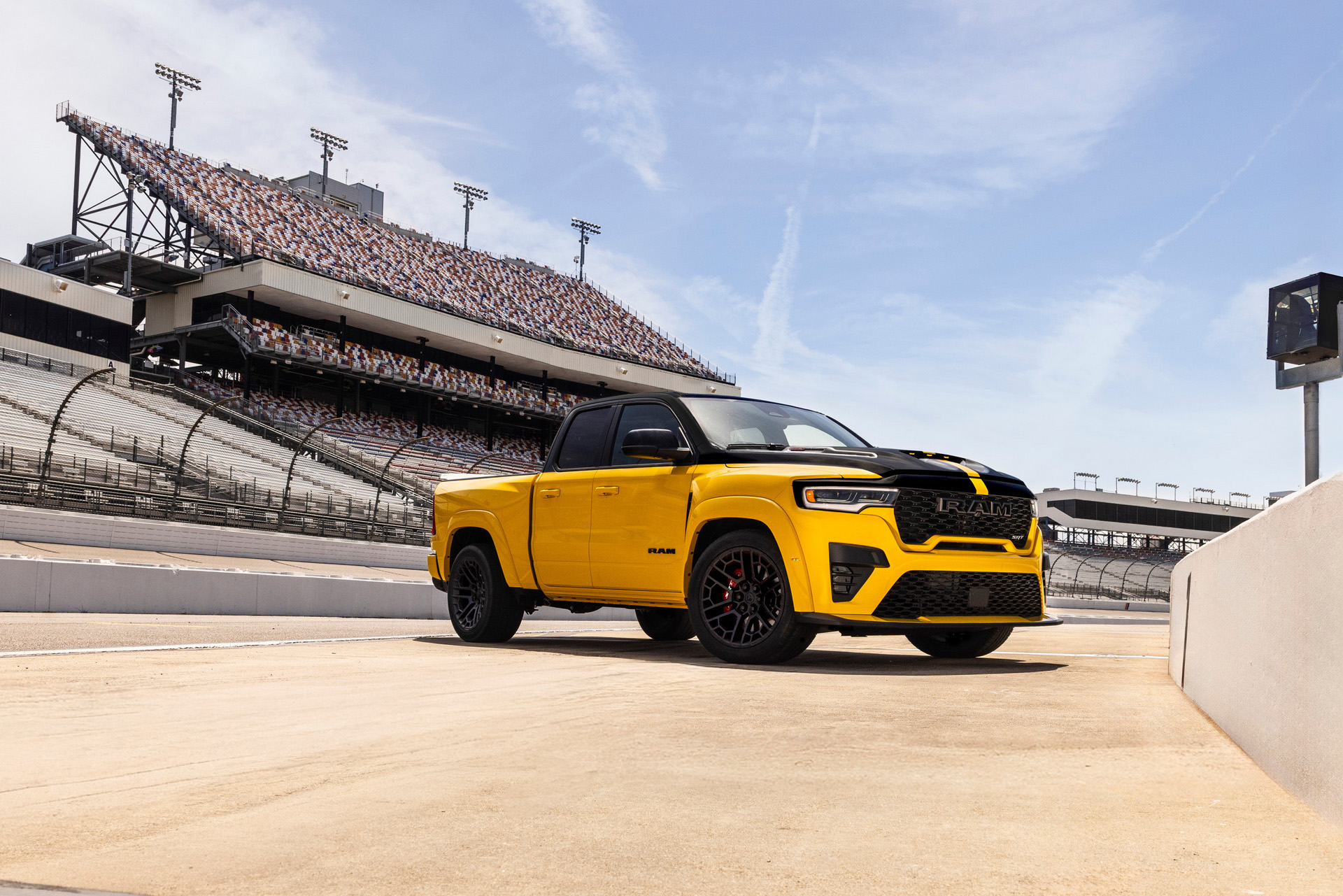 2027 Ram 1500 Rumble Bee SRT Front Three-Quarter Wallpapers (7)