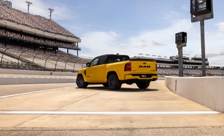 2027 Ram 1500 Rumble Bee SRT Rear Three-Quarter Wallpapers 450x275 (9)