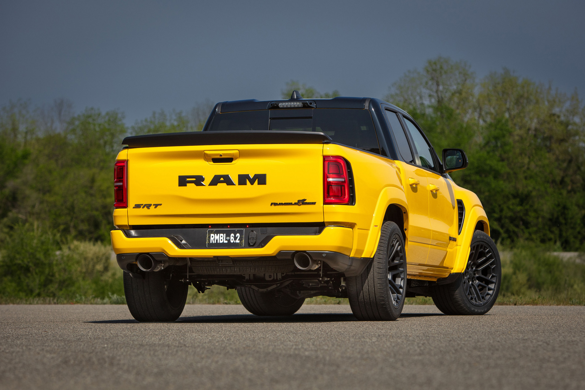 2027 Ram 1500 Rumble Bee SRT Rear Three-Quarter Wallpapers (4)