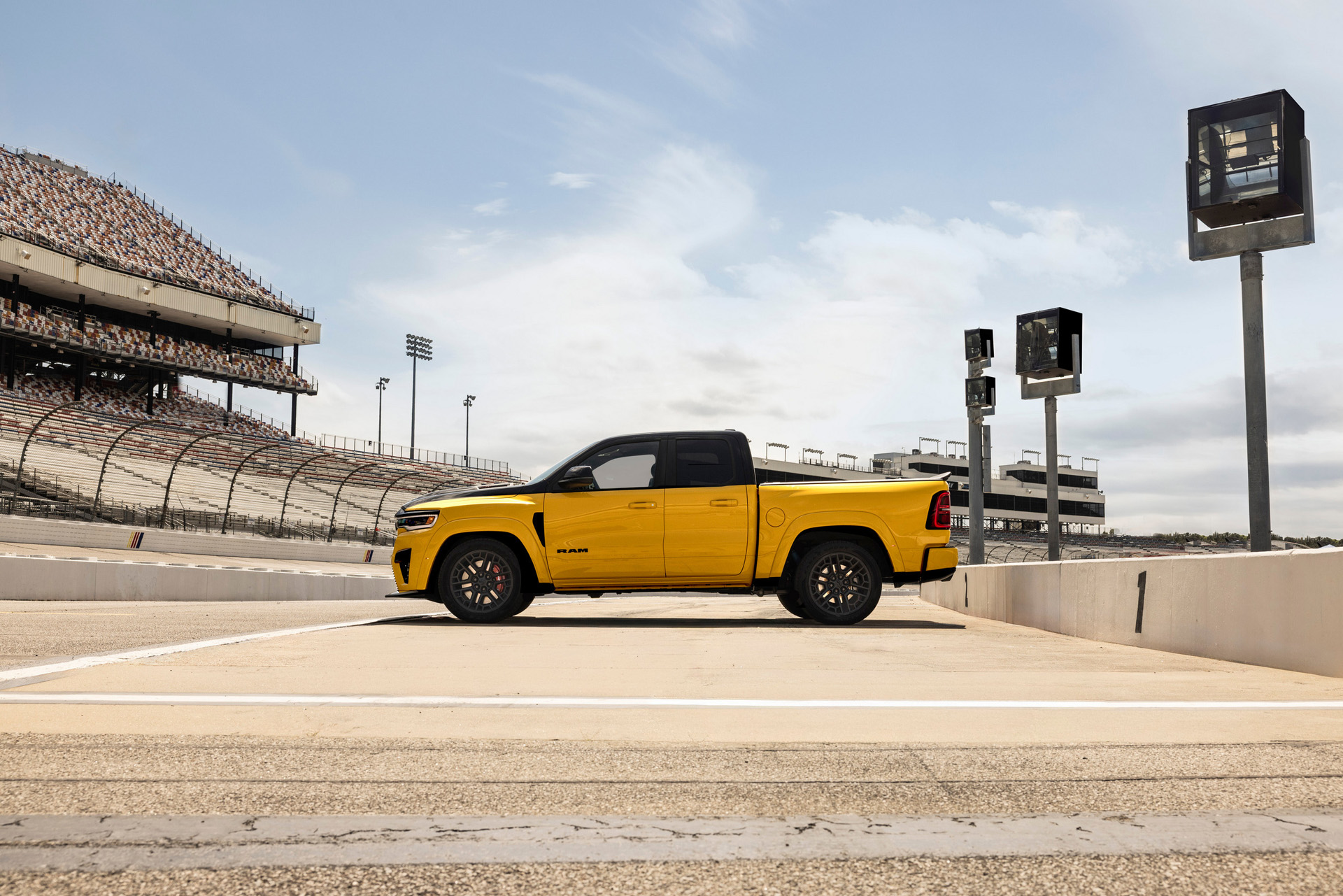 2027 Ram 1500 Rumble Bee SRT Side Wallpapers (11)