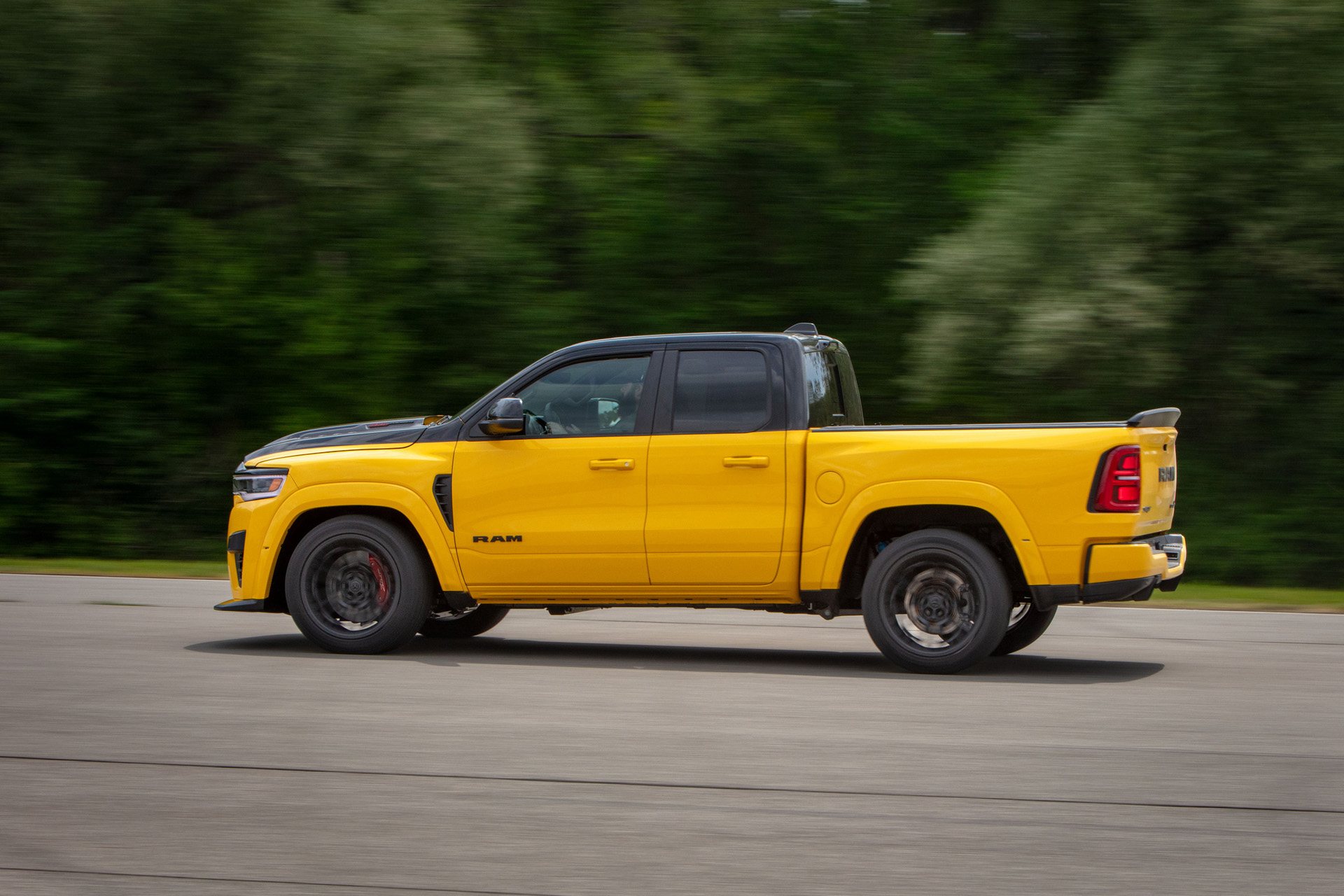 2027 Ram 1500 Rumble Bee SRT Side Wallpapers (5)