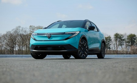 2026 Nissan Leaf Front Three-Quarter Wallpaper 450x275 (19)