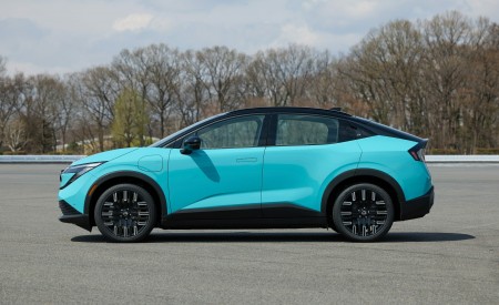 2026 Nissan Leaf Side Wallpaper 450x275 (24)