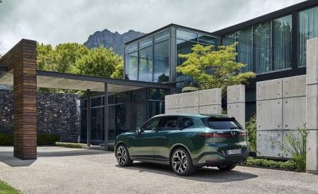 2027 BMW X5 40 xDrive Rear Three-Quarter Wallpaper 450x275 (28)